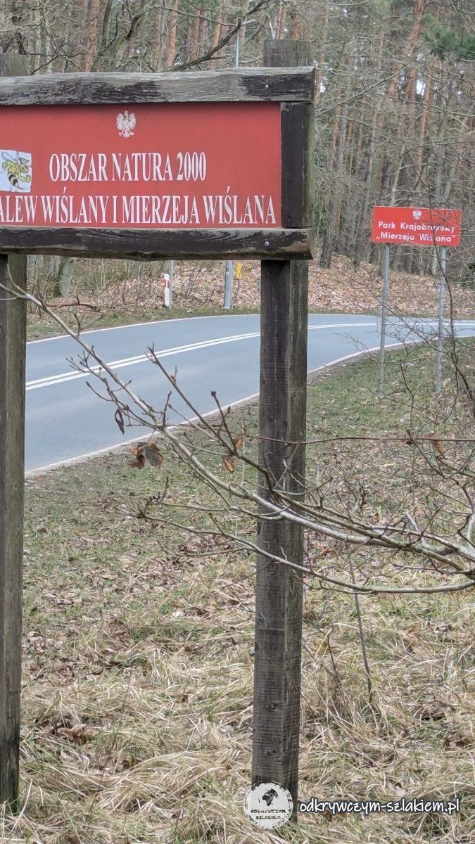 Cartel rojo de la zona Natura 2000 «Laguna del Vístula y Lengua del Vístula» junto a la carretera 501 en Sztutowo