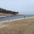 El canal de navegación de la Lengua del Vístula con los muelles y rompeolas del puerto, hacia el golfo de Gdańsk