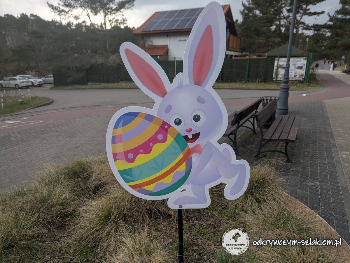 Figura de un conejo de Pascua con un huevo pintado en una placita de Krynica Morska