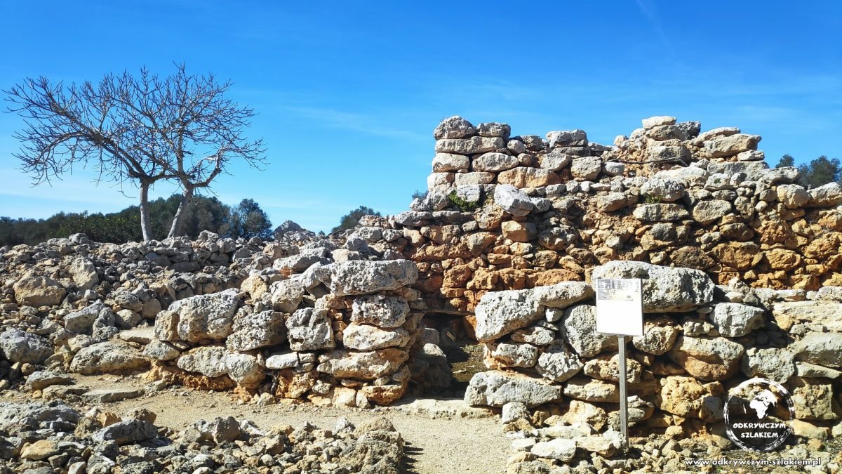 Kamienne mury prehistorycznej osady talajockiej Capocorp Vell