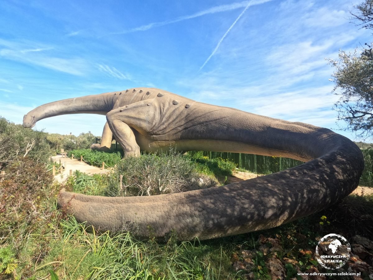 Naturalnej wielkości model tytanozaura w parku Dinosaurland na Majorce