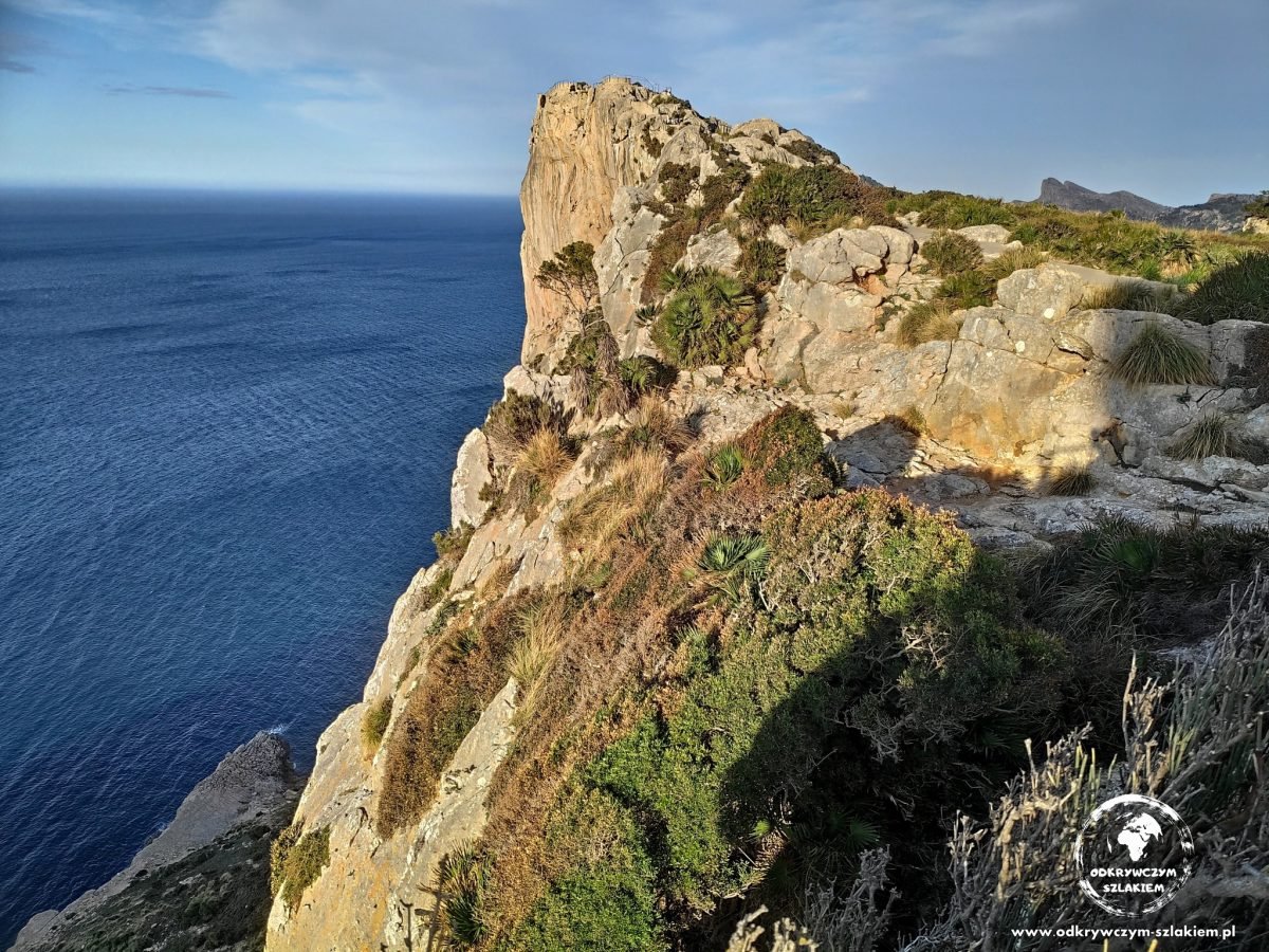 Wysokie klify przylądka Formentor nad morzem