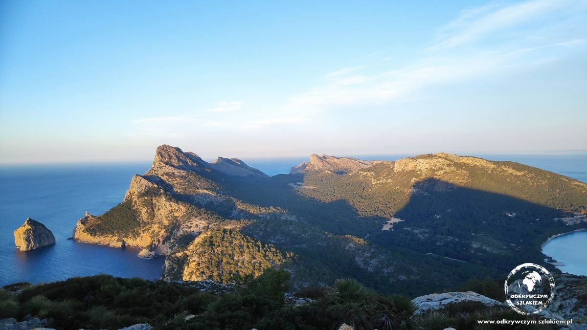 Przylądek Formentor – skalisty grzbiet nad morzem i wysepka Es Colomer