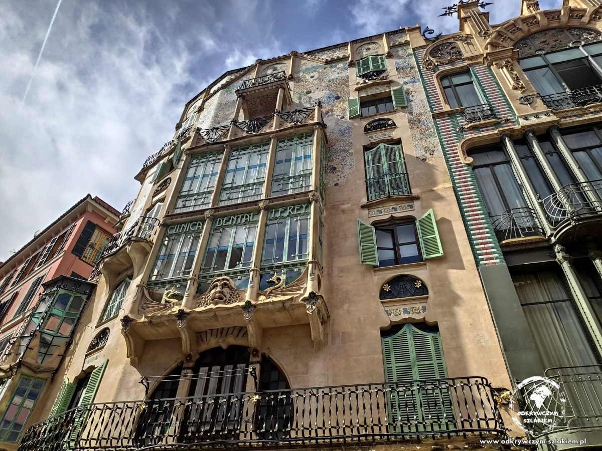 Modernistyczna kamienica z wykuszami w Palma de Mallorca