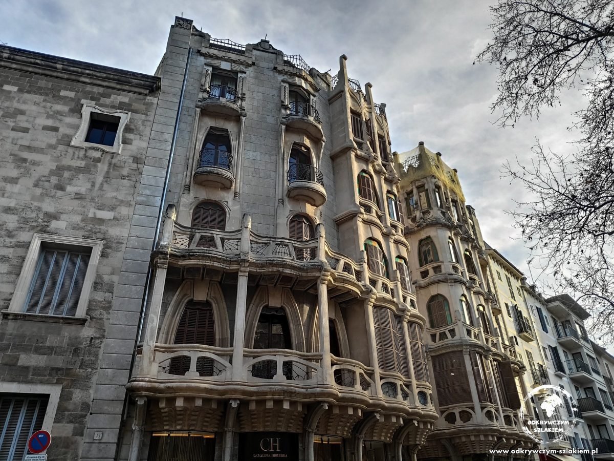 Ozdobna fasada modernistycznej kamienicy w Palma de Mallorca