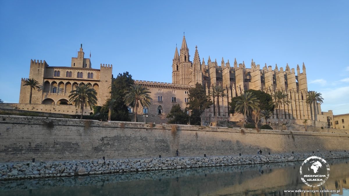 Katedra La Seu i pałac Almudaina w Palma de Mallorca od strony parku