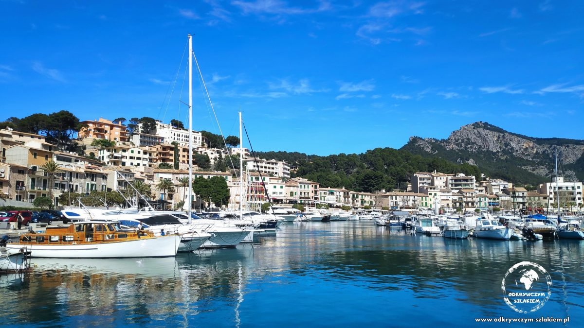 Port de Sóller – jachty w zatoce i miasteczko na zboczu