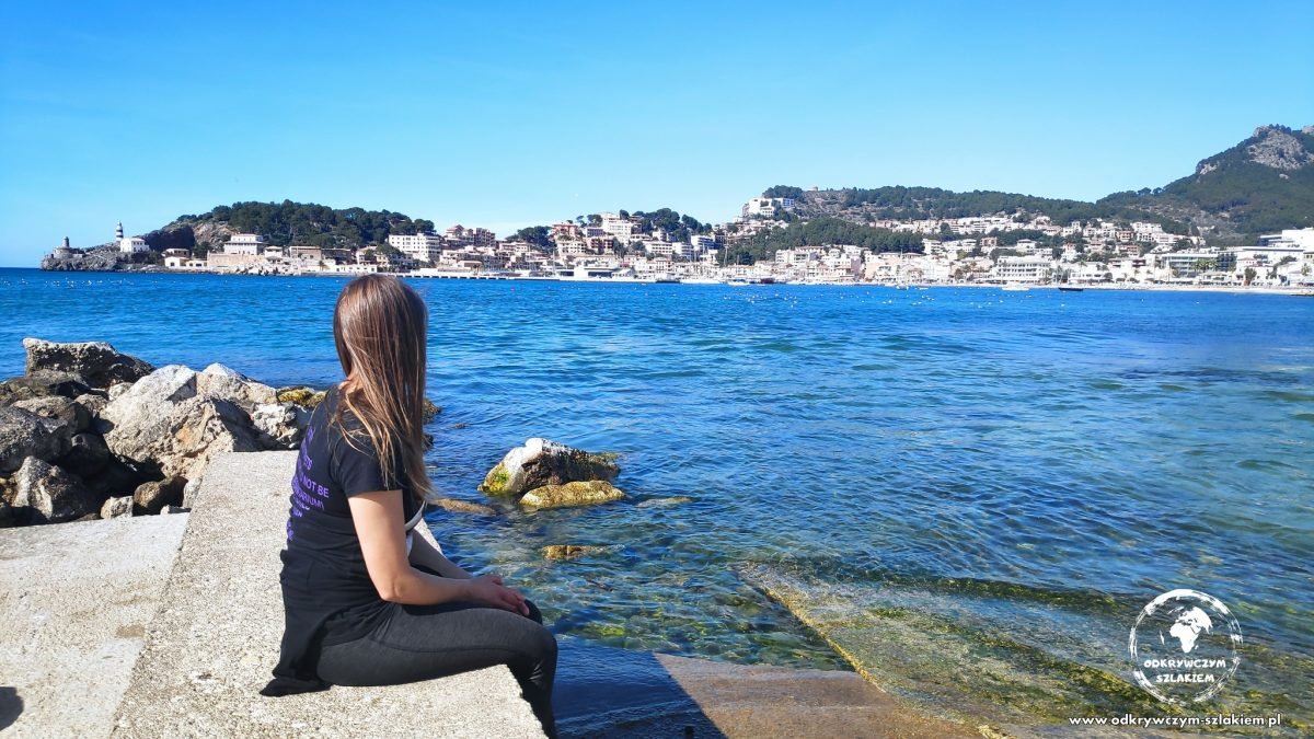 Odpoczynek na nabrzeżu w Port de Sóller z widokiem na zatokę