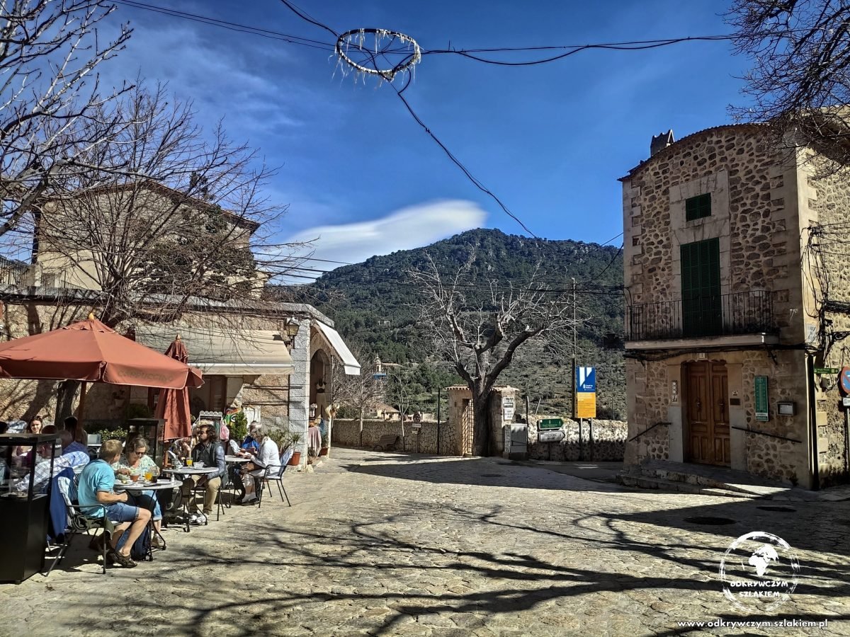 Kamienna uliczka z kawiarnią w Valldemossie