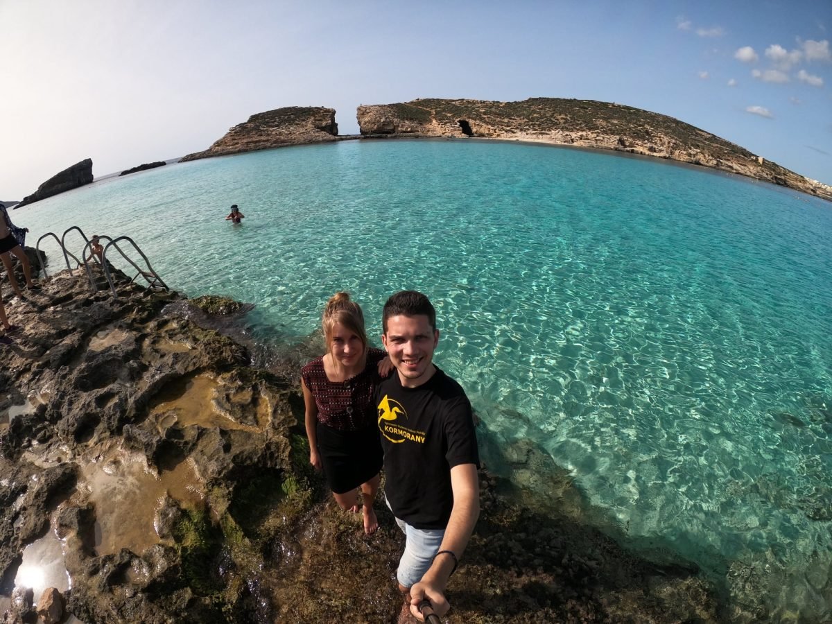 Patrycja i Maciek nad Błękitną Laguną na Comino, w tle wysepka Cominotto
