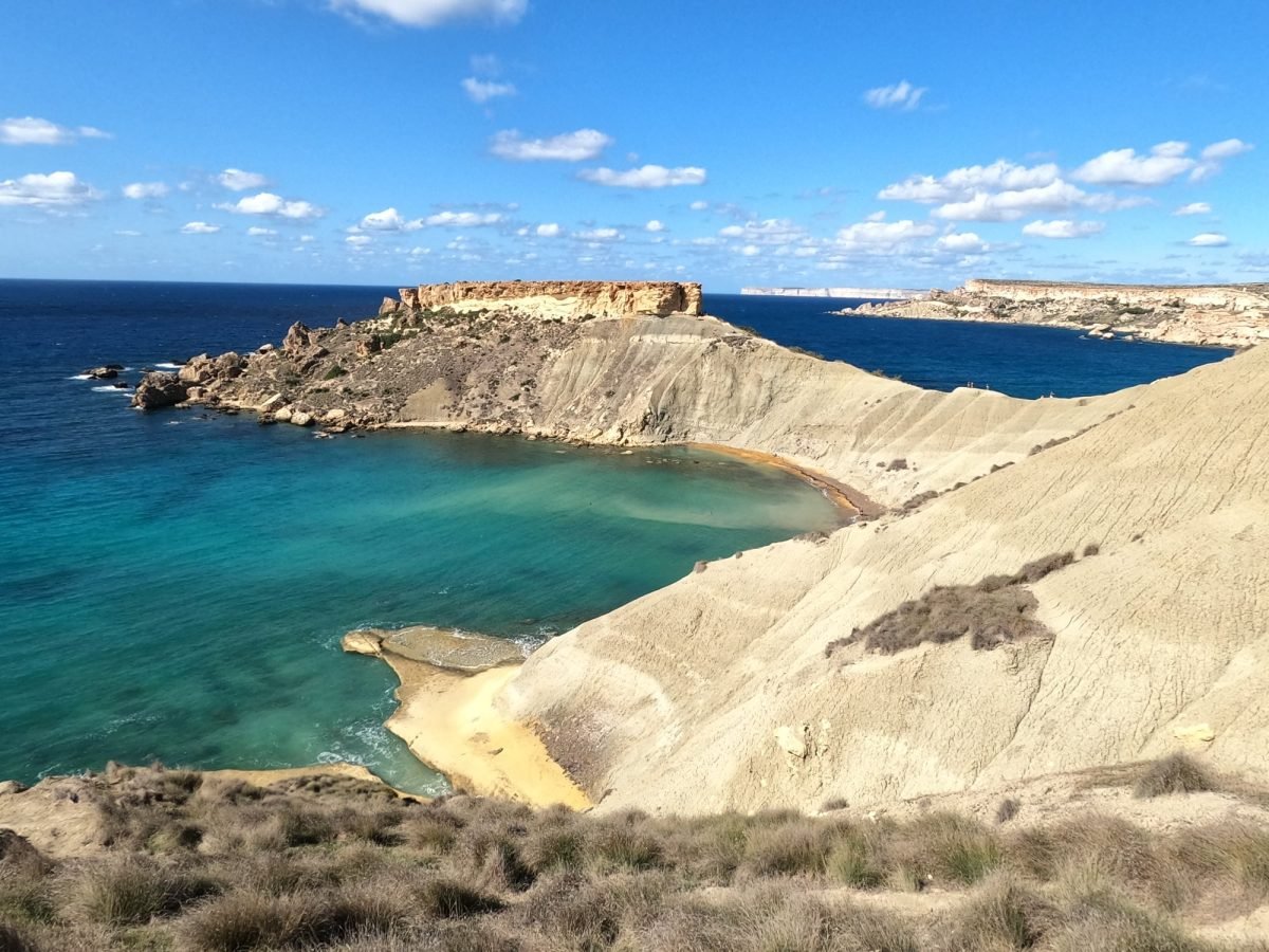 Zatoka Għajn Tuffieħa z glinianymi zboczami – widok z klifu nad Riviera Beach