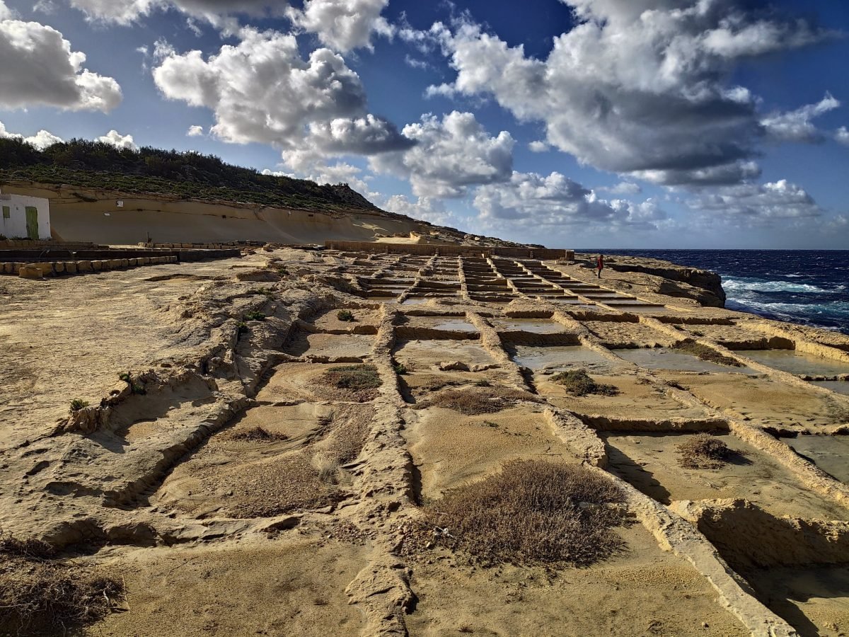 Solniska na północnym wybrzeżu Gozo pod chmurami