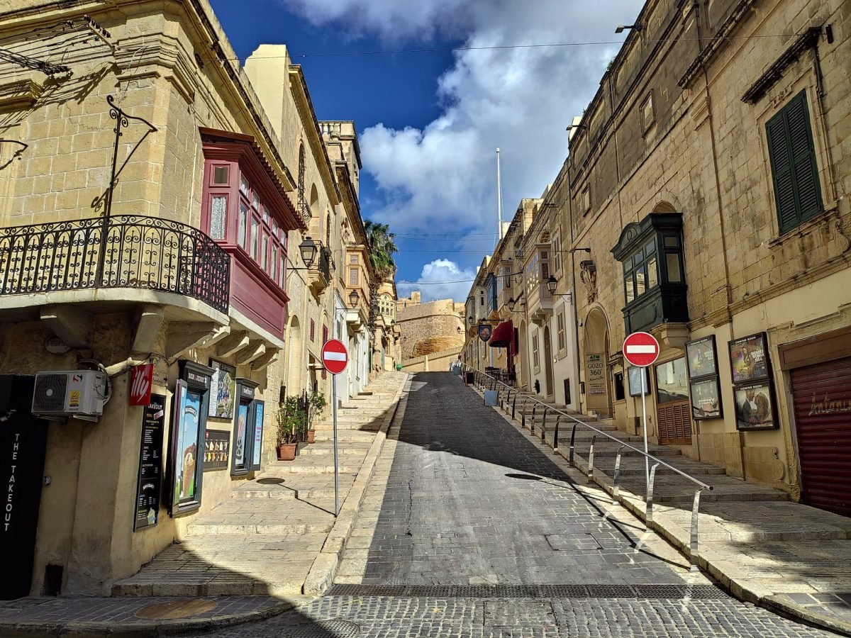 Uliczka w Victorii z widokiem na mury cytadeli, wyspa Gozo