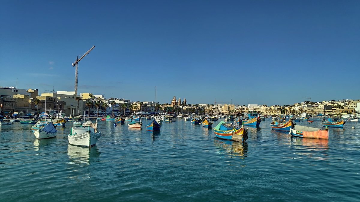 Kolorowe łodzie luzzu w porcie wioski rybackiej Marsaxlokk na Malcie