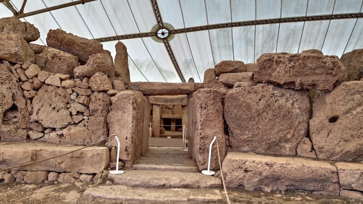 Wnętrze megalitycznej świątyni Mnajdra pod ochronnym zadaszeniem na południu Malty