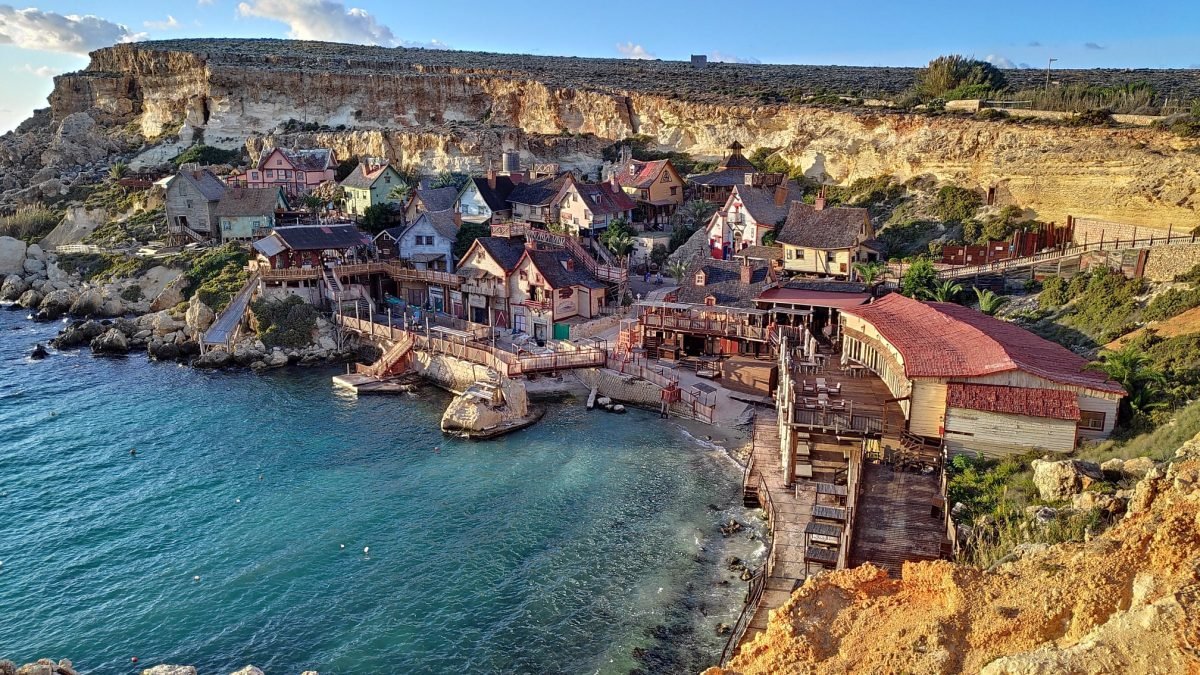 Kolorowe domki Popeye Village nad zatoką Anchor Bay – widok z punktu widokowego