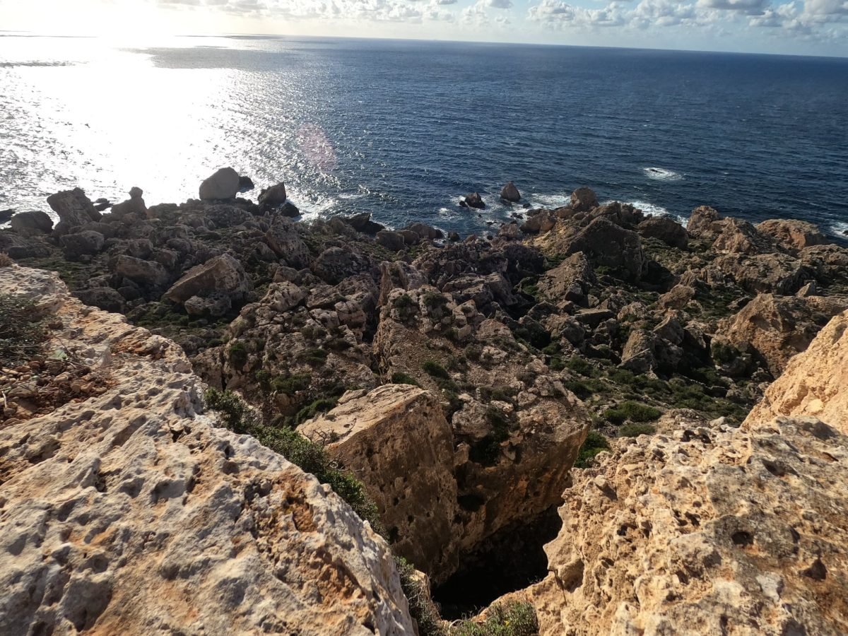 Skaliste wybrzeże przy Rock Cut Observation Post na szlaku do Popeye Village