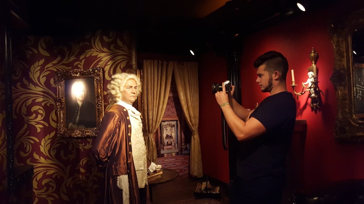 Figura woskowa Johanna Sebastiana Bacha w barokowym wnętrzu – Madame Tussauds Berlin