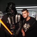 Darth Vader z mieczem świetlnym i szturmowcy – wystawa Gwiezdnych Wojen w Madame Tussauds Berlin