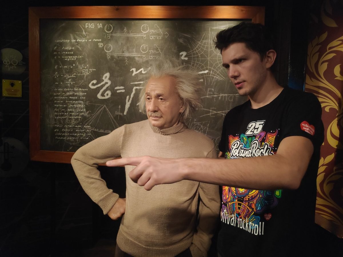 Figura Alberta Einsteina przy tablicy ze wzorami – Madame Tussauds Berlin