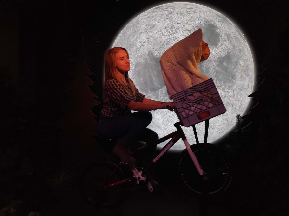 E.T. na rowerze na tle księżyca – scena z filmu Spielberga w Madame Tussauds Berlin