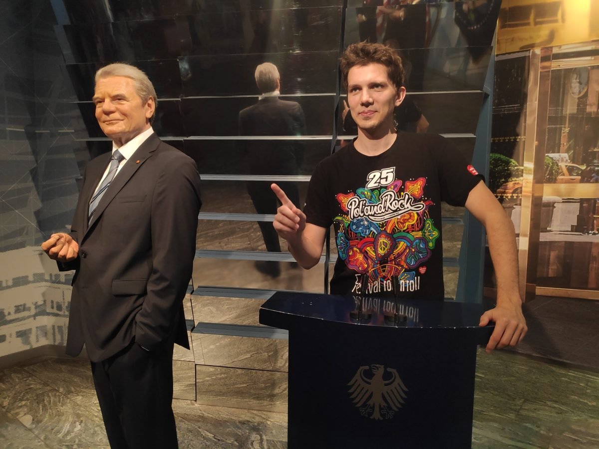 Figura prezydenta Niemiec Joachima Gaucka przy mównicy z orłem federalnym – Madame Tussauds Berlin