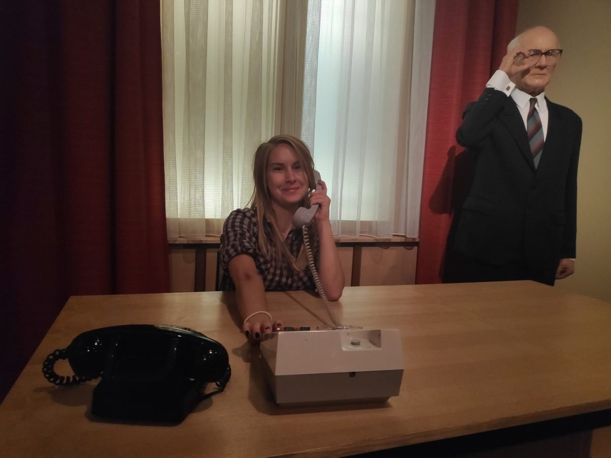 Figura Ericha Honeckera przy biurku z telefonem – Madame Tussauds Berlin