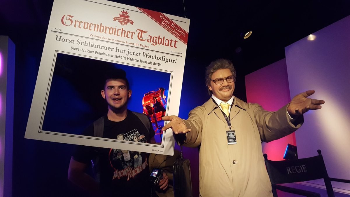 Horst Schlämmer, postać Hapego Kerkelinga, przy okładce gazety „Grevenbroicher Tagblatt” – Madame Tussauds Berlin