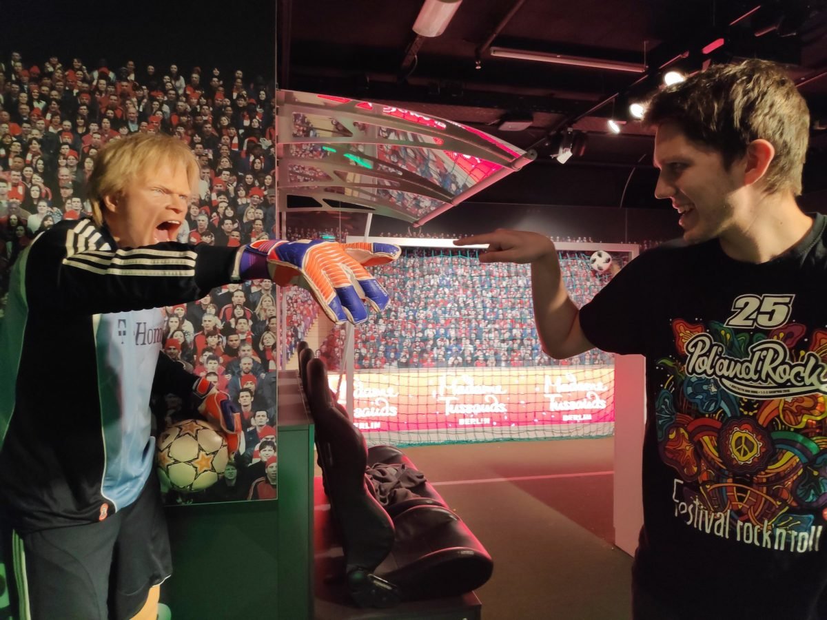 Figura bramkarza Olivera Kahna na tle trybun – Madame Tussauds Berlin