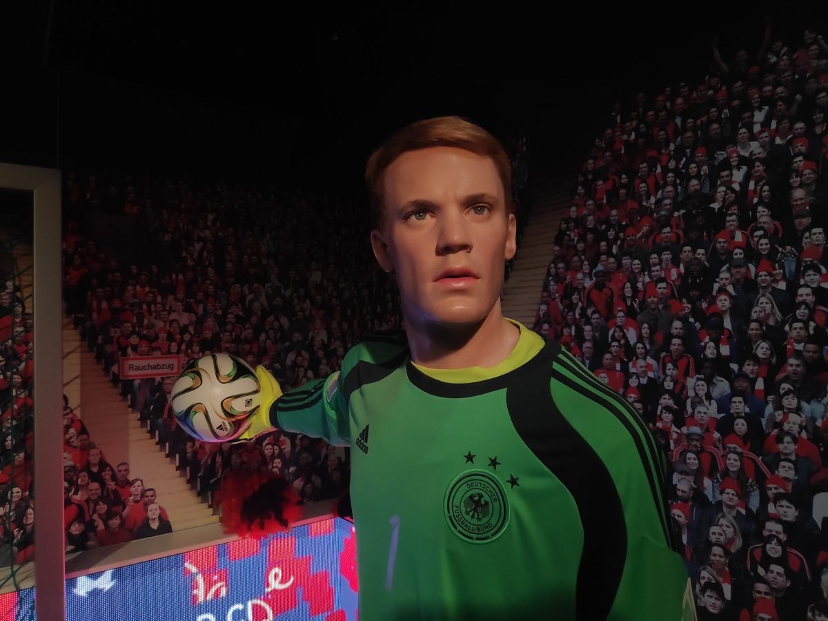 Figura bramkarza Manuela Neuera w stroju reprezentacji Niemiec – Madame Tussauds Berlin