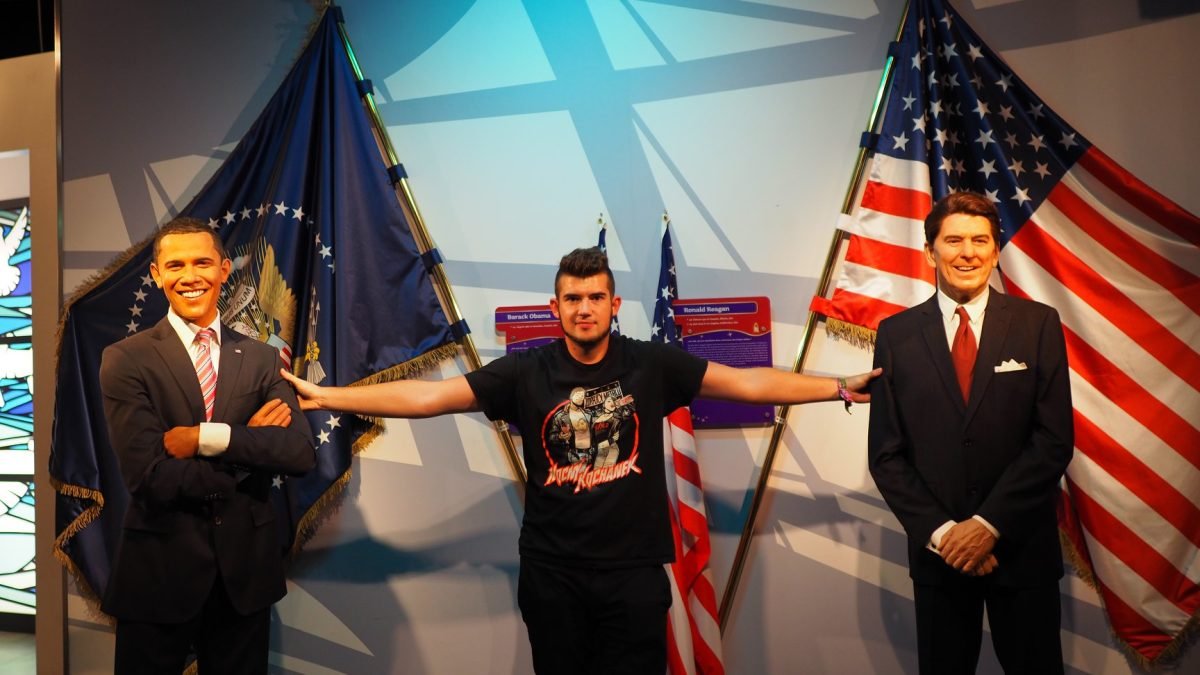Figury Baracka Obamy i Ronalda Reagana na tle flag USA – Madame Tussauds Berlin