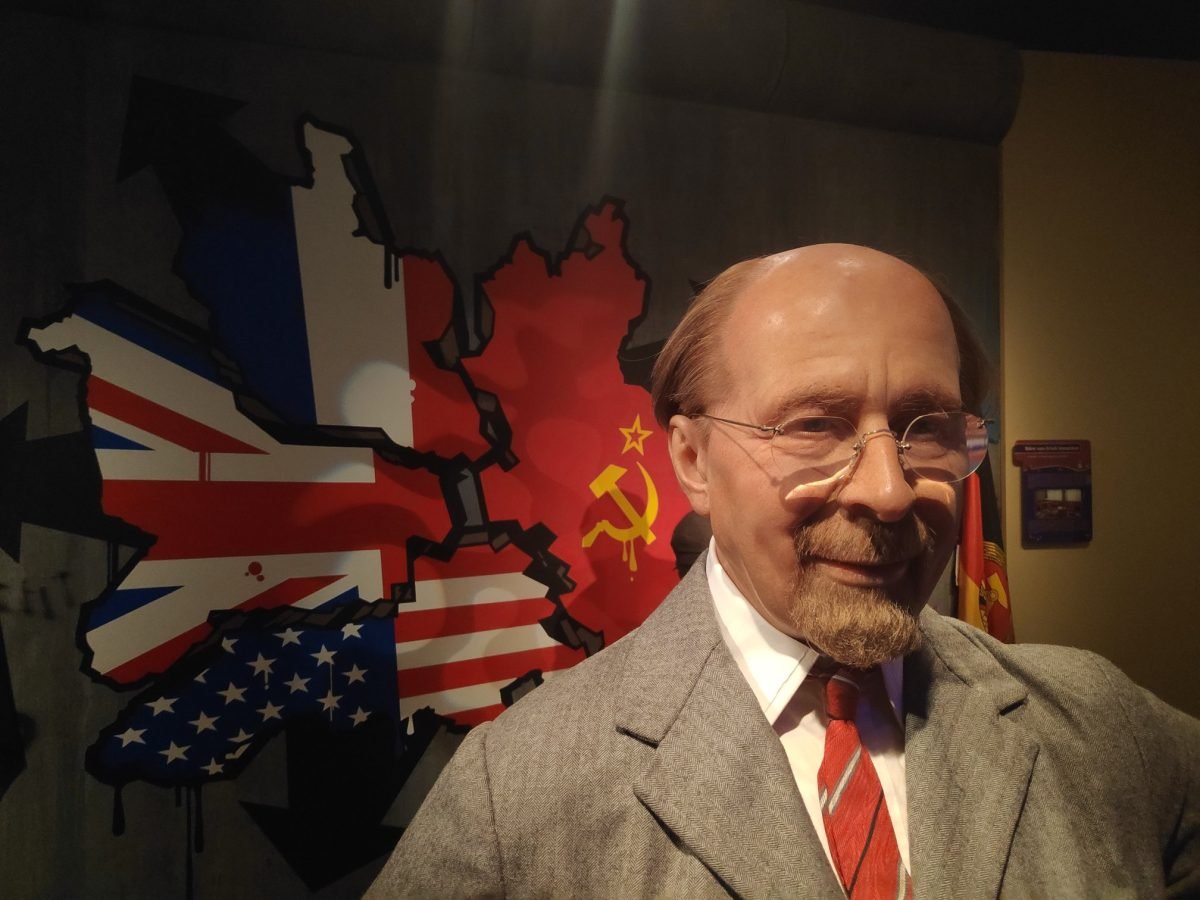 Figura Waltera Ulbrichta na tle mapy Niemiec podzielonych na strefy okupacyjne – Madame Tussauds Berlin