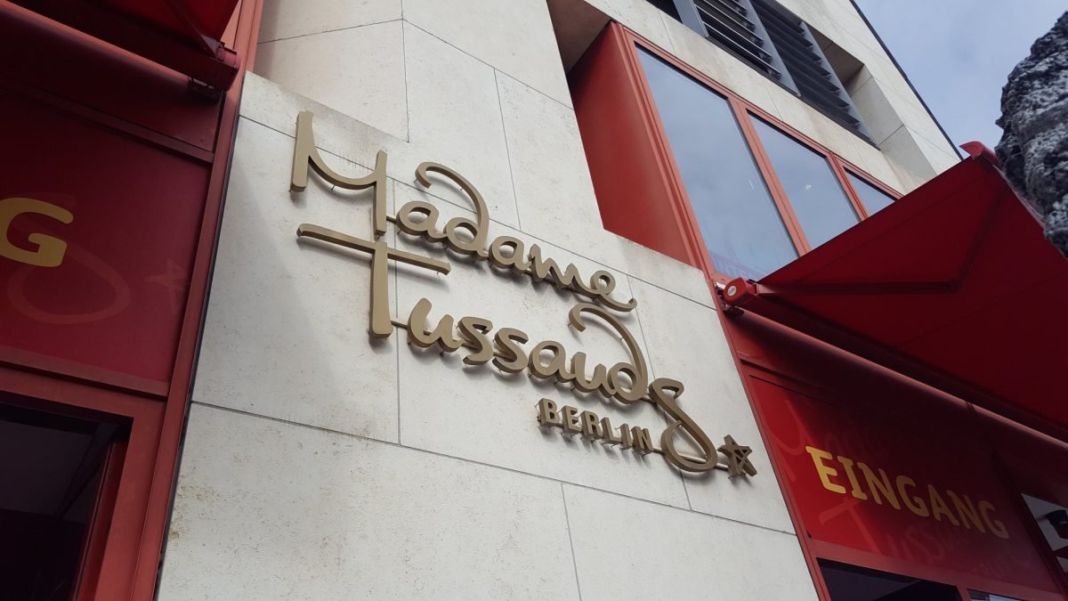 Szyld nad wejściem do muzeum figur woskowych Madame Tussauds w Berlinie