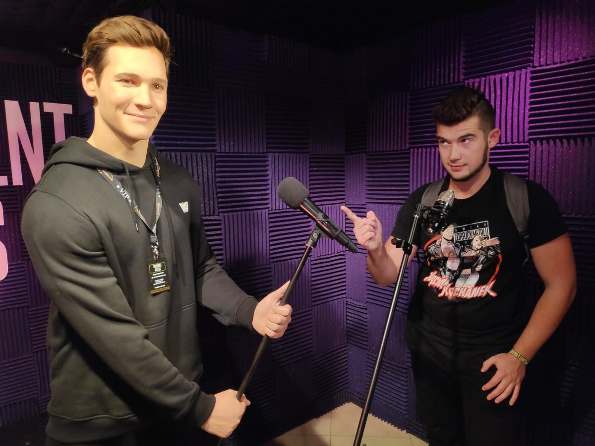 Figura niemieckiego piosenkarza Wincenta Weissa przy mikrofonie – Madame Tussauds Berlin