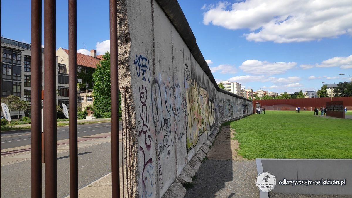 Stalowe pręty wyznaczające przebieg muru przy Bernauer Straße