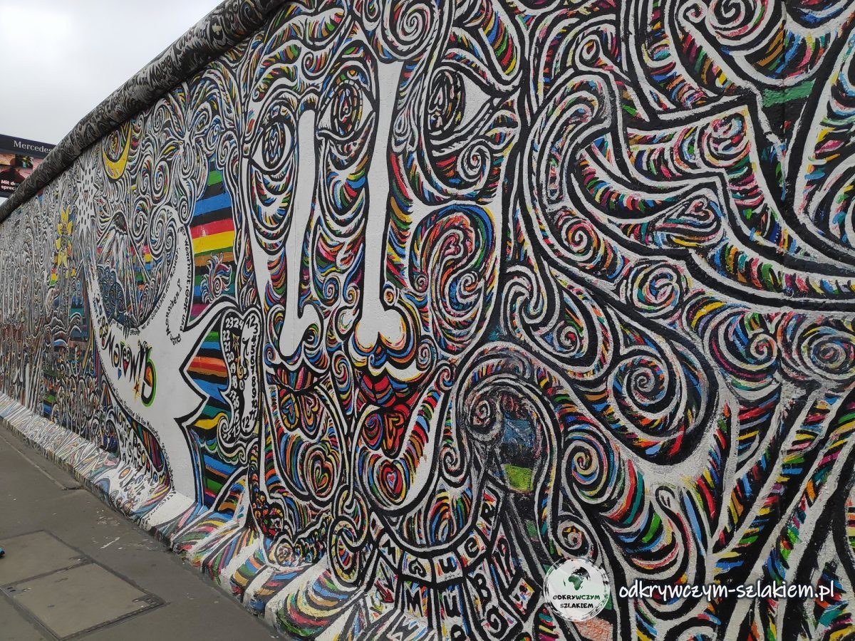 Mural z wzorami i twarzami na East Side Gallery