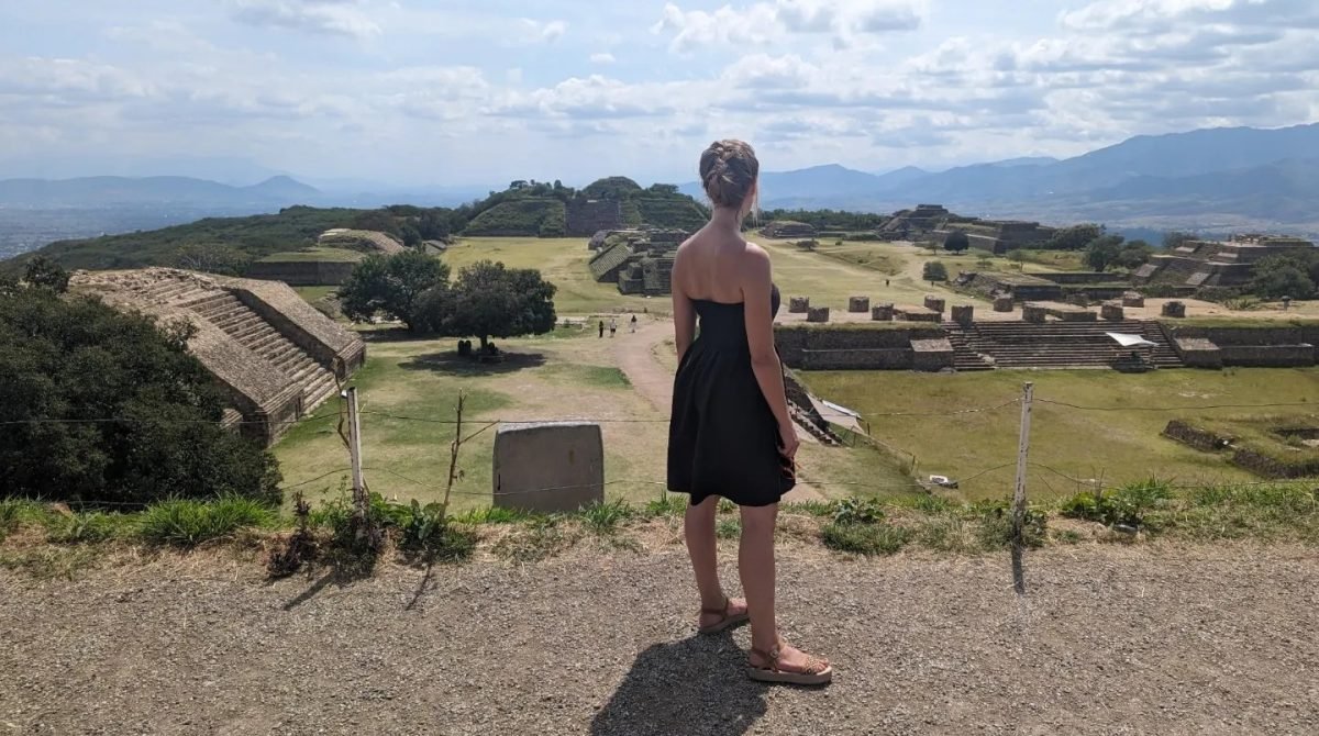Patrycja patrzy na Wielki Plac Monte Albán z punktu widokowego