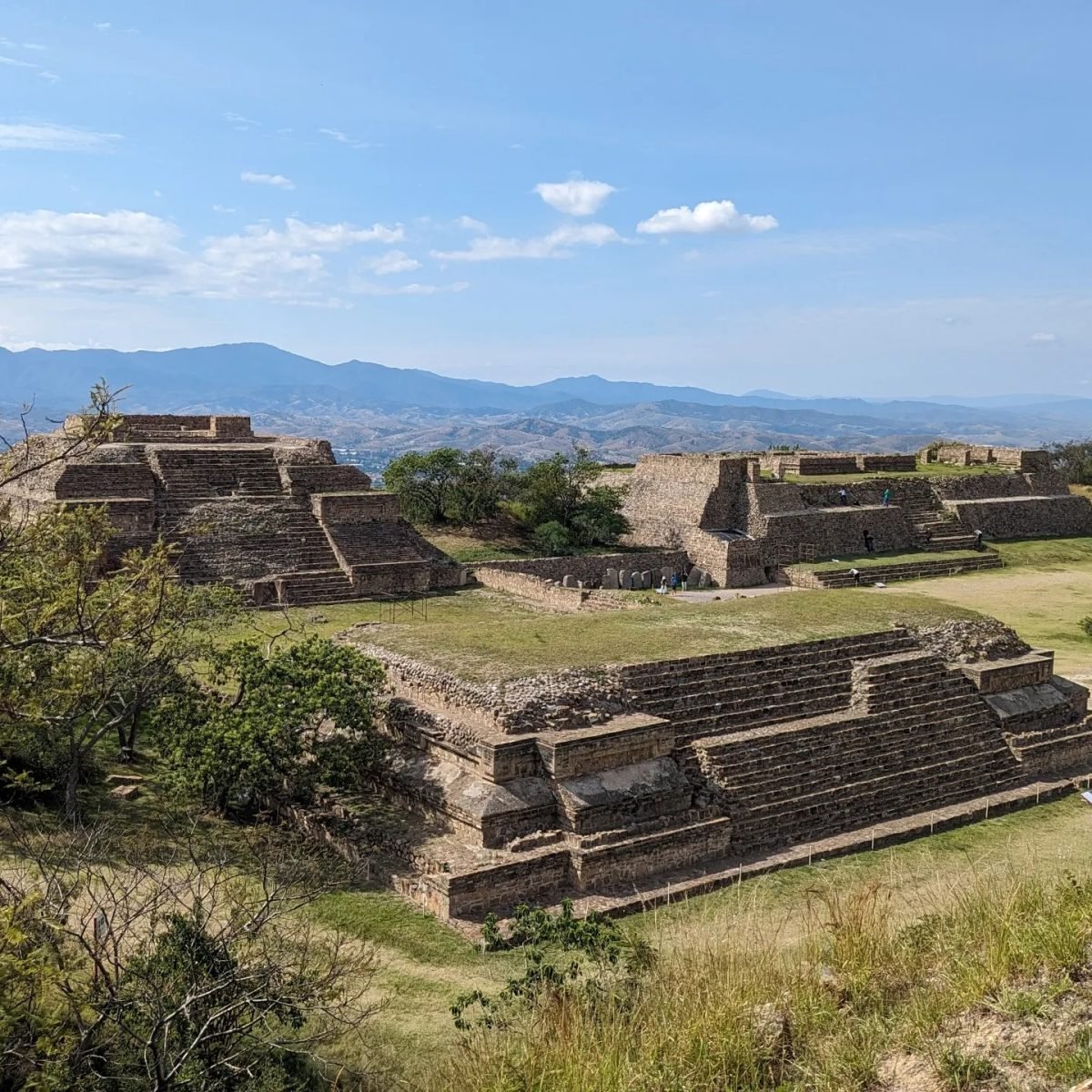 Schodkowa platforma w Monte Albán, w tle dolina i góry