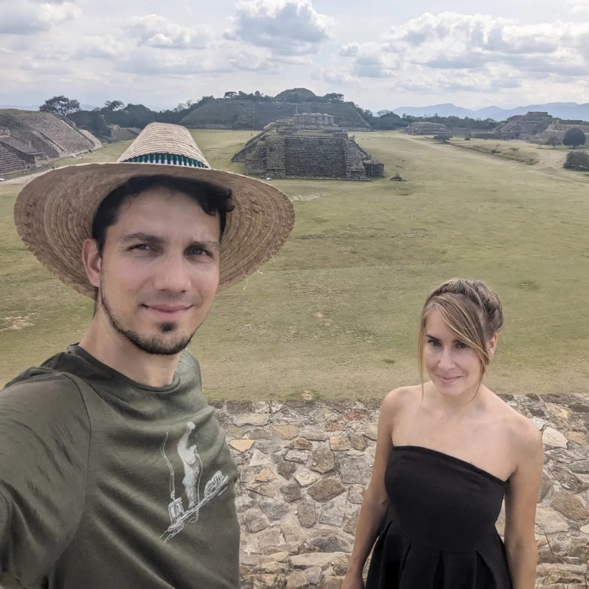 Na kamiennym murze w ruinach Monte Albán