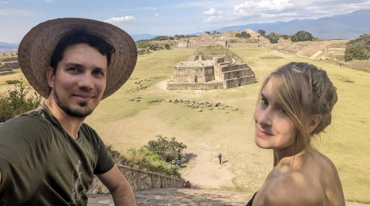 Na tle Wielkiego Placu Monte Albán