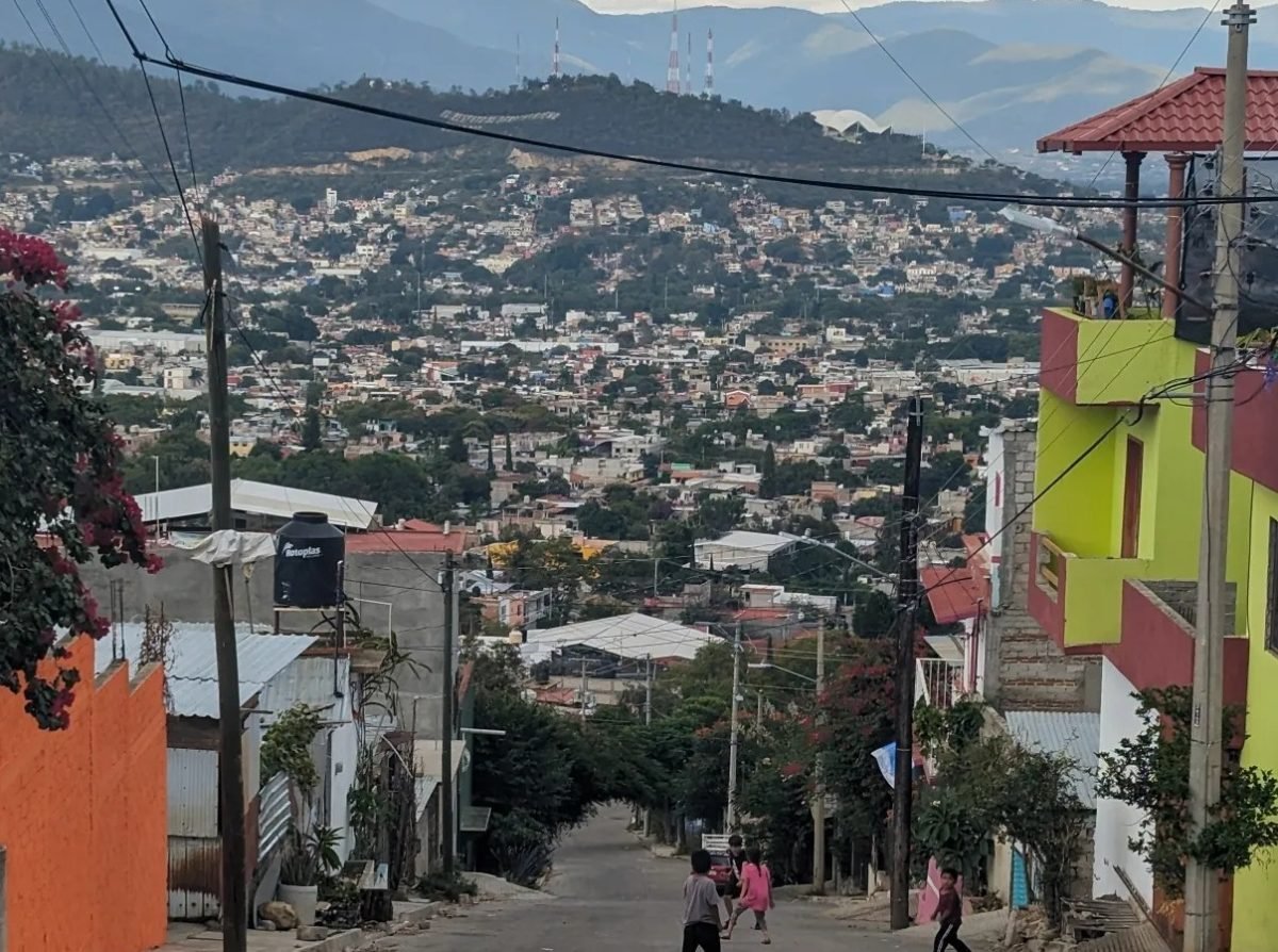 Stroma ulica dzielnicy na zboczu pod Monte Albán, w dole Oaxaca