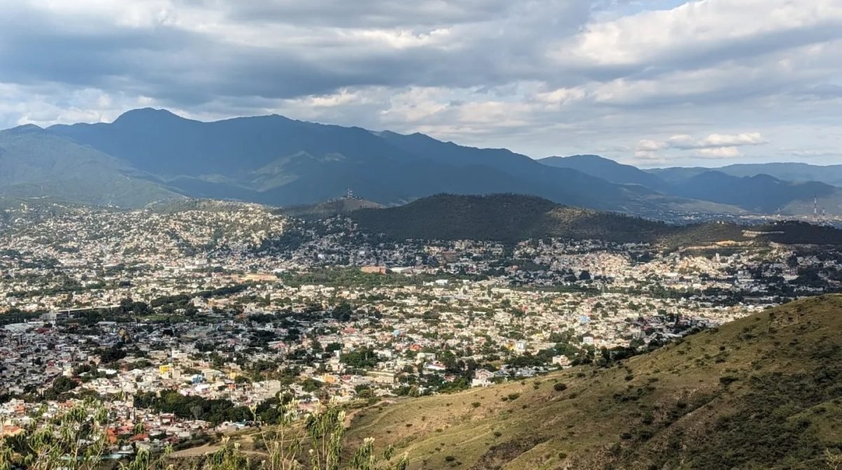 Widok ze zbocza Monte Albán na miasto Oaxaca i góry