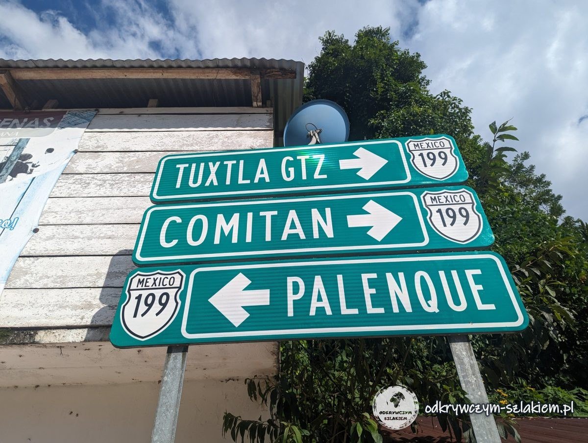 Carteles hacia Tuxtla, Comitán y Palenque en la carretera a Agua Azul