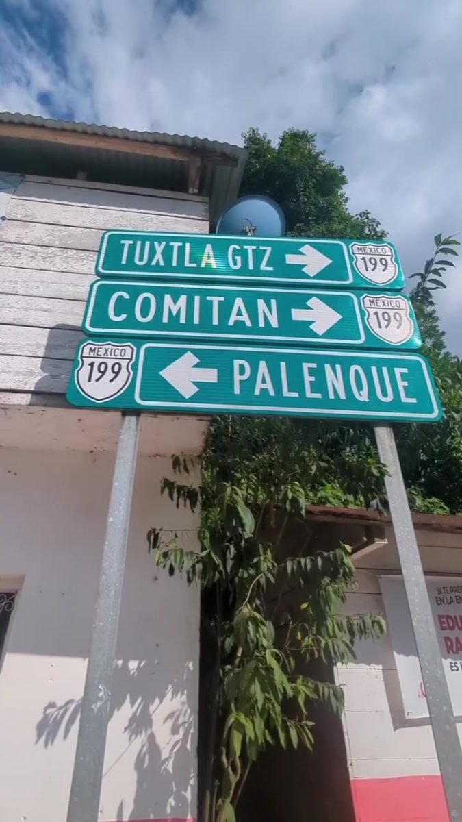 Drogowskazy na Tuxtlę, Comitán i Palenque przy drodze do Agua Azul