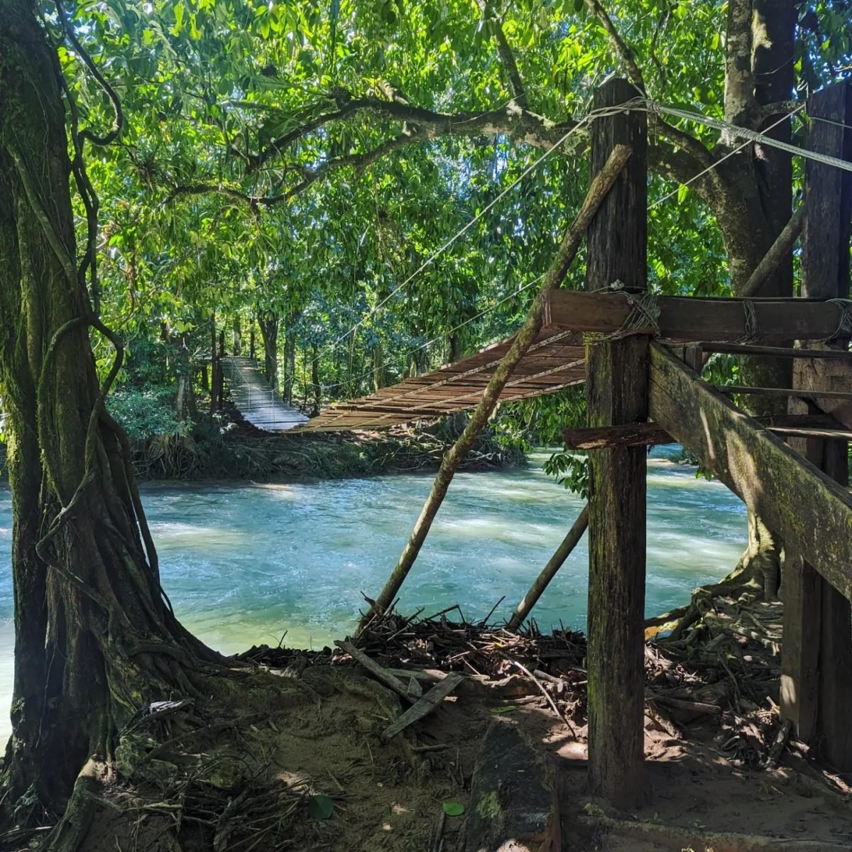 Drewniana konstrukcja nad błękitną wodą w Agua Azul