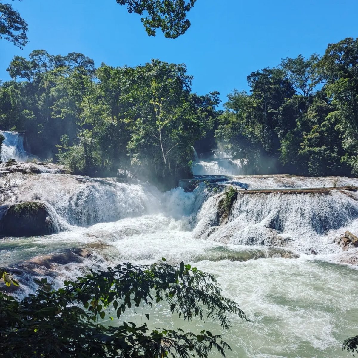 Kolejne progi wodospadów Agua Azul w słońcu
