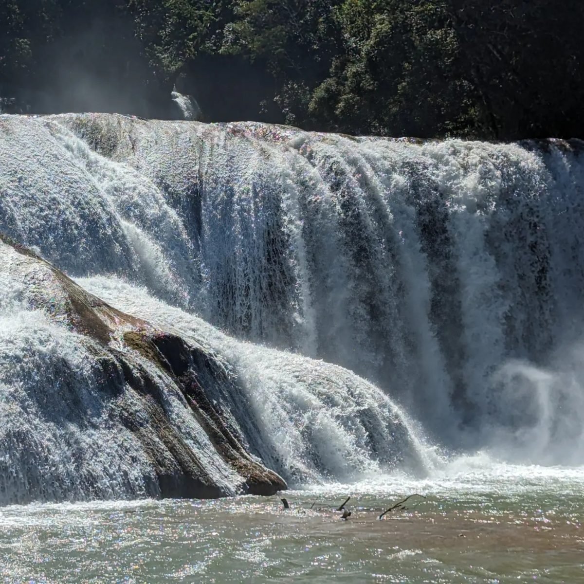 Spieniony wodospad Agua Azul spadający do błękitnego basenu