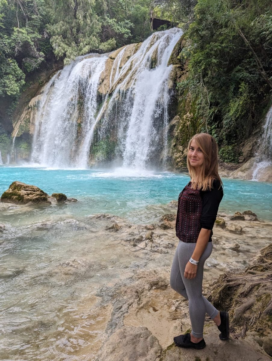 Patrycja przed kaskadą Ala de Ángel (60 m) nad turkusową wodą