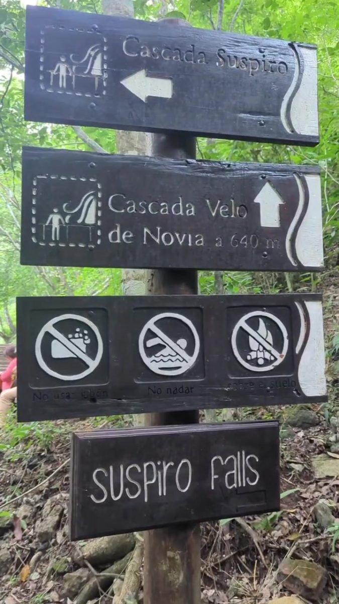 Drogowskazy do kaskad Velo de Novia i Suspiro na szlaku w El Chiflón