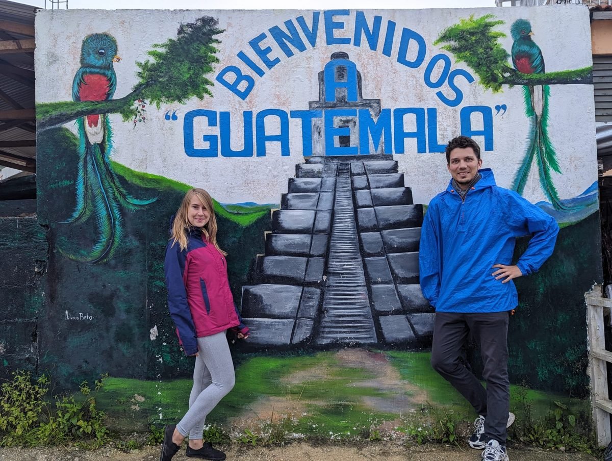 Mural Bienvenidos a Guatemala z kwezalami i piramidą przy granicy w Montebello